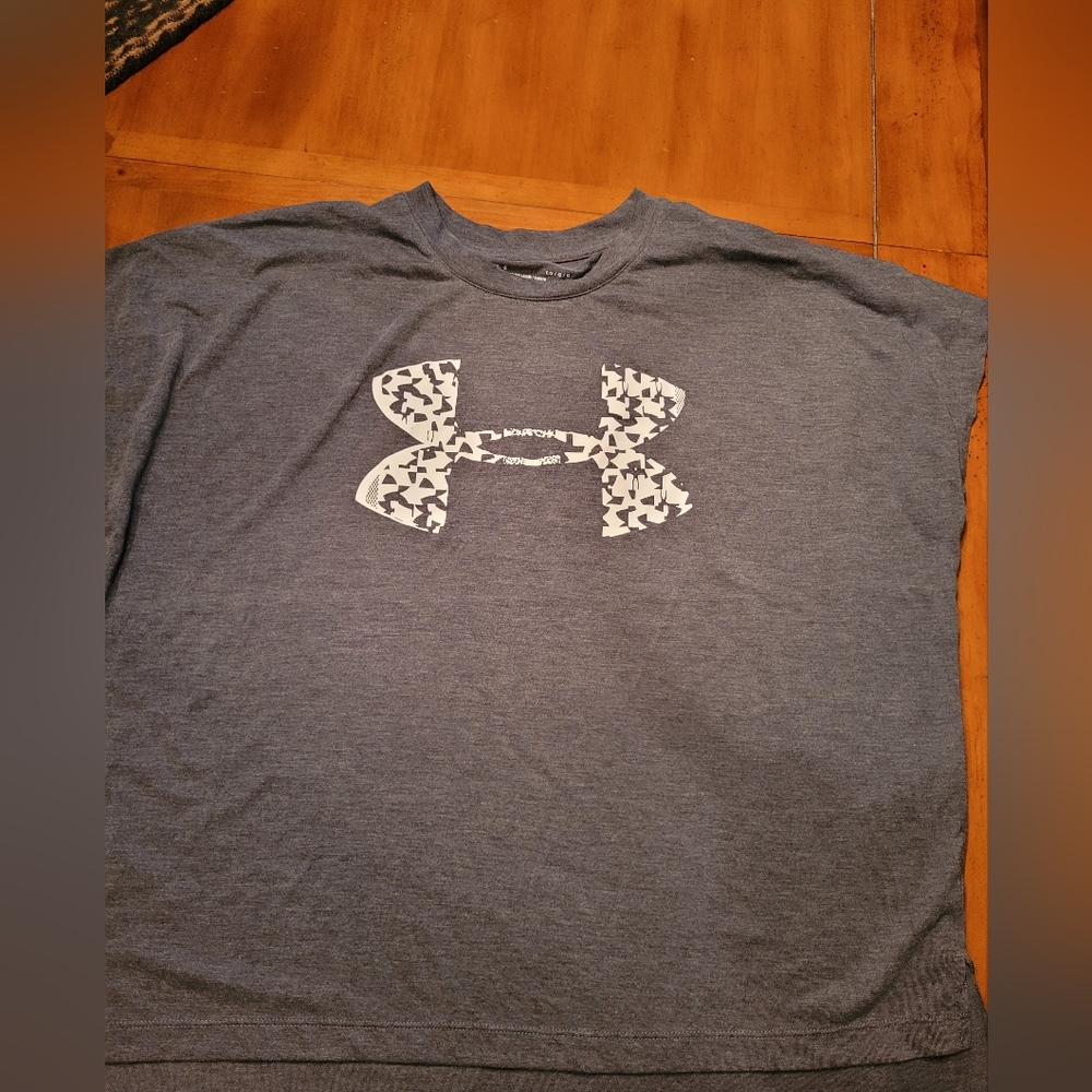 Large under armour loose fit boxy workout tee gray and white